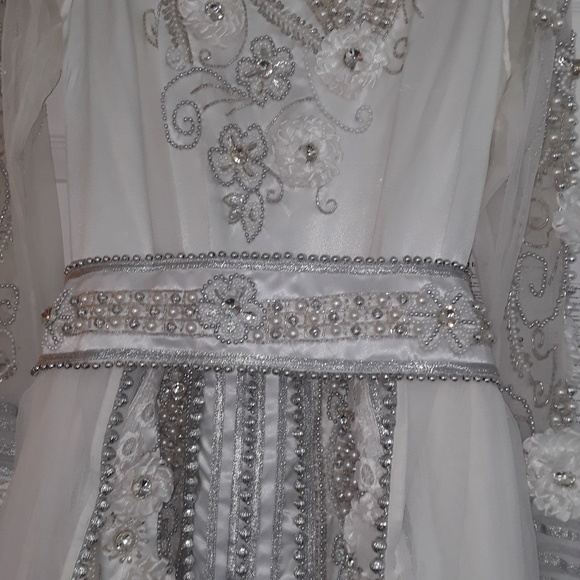 Gown - Picture 5 of 8